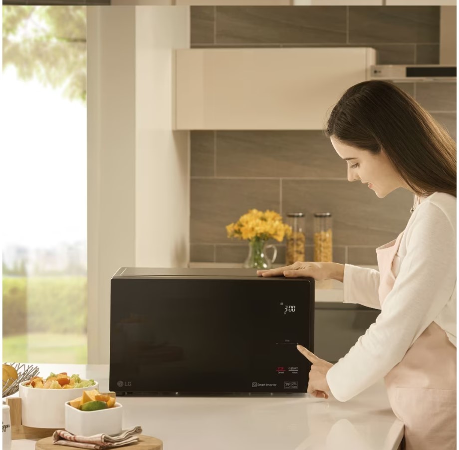 LG MJ3965BPS, microondas con horno, 4 en 1, función freidora de aire, negro