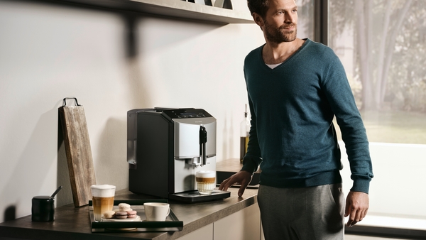 Siemens TF303E07, cafetera superautomática, EQ300, acero inoxidable metálico, depósito de agua extraíble