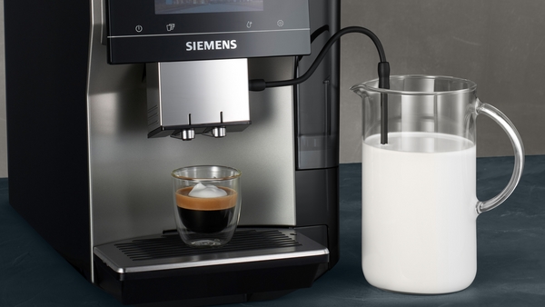 Siemens TP715R01, cafetera superautomática, EQ700 classic, negro y gris, depósito de agua extraíble