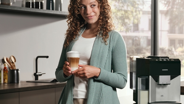 Siemens TQ513R01, cafetera superautomática, EQ500 integral, plateado claro, negro, depósito de agua extraíble