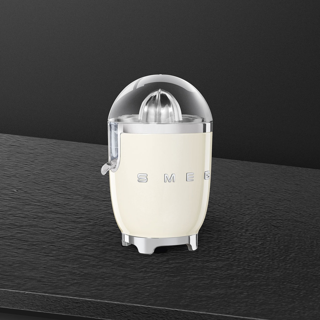 Smeg CJF11CREU, exprimidor eléctrico, presión manual, color crema brillante