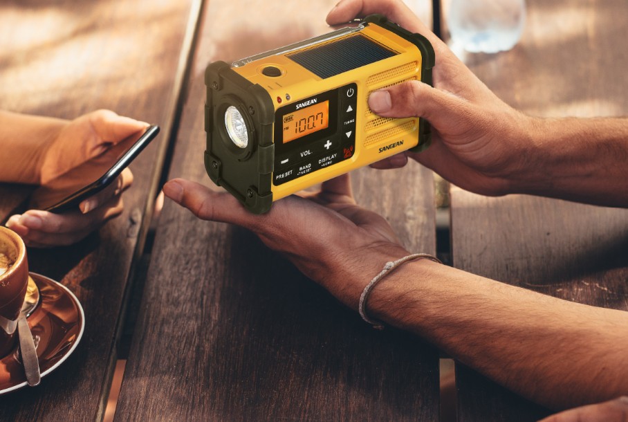Sangean MMR-88 , radio de emergencia, manivela y carga solar, AM / FM, amarillo