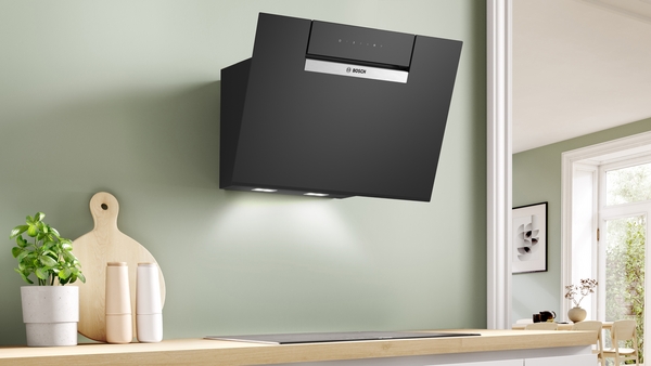 Bosch DWK67FN60, Campana decorativa inclinada, cristal negro, serie 4